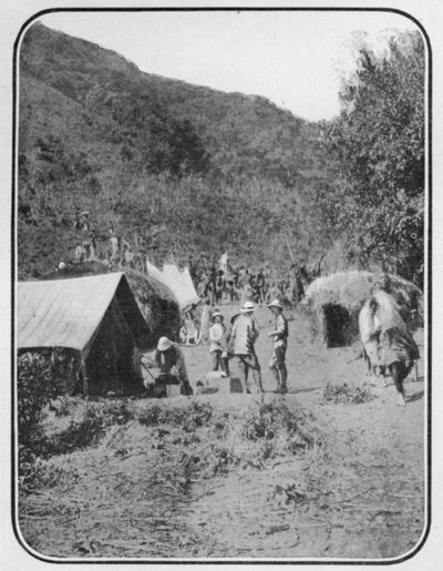 Eine Bergexpedition verlässt das permanente Basislager, aus einem Artikel mit dem Titel Zu den Bergen des Mondes veröffentlicht in The Graphic, 27. Oktober 1906 von English Photographer